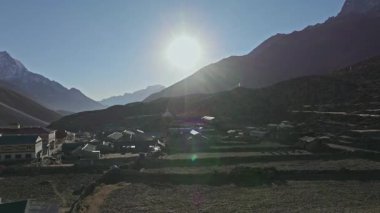 Everest Dağı 'nın altındaki Dingboche yerleşiminin altını çizen sıcak altın vatozlar Himalaya dağ vadisinde yuva yapmış geleneksel taş yapılar sergiliyor..