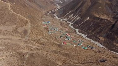 Khumbu bölgesinde yuva yapmış Dingboche köyünü gösteren hava manzarası Everest Ana Kampı 'na yaklaşan dağ gezginlerine hizmet veriyor..