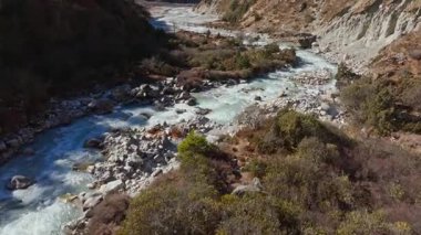 Hava görüntüsü Dudh Koshi Nehri 'ni engebeli Himalaya arazisinde yakalıyor. Ama Dablam kayalık vadisini çevreleyen el değmemiş vahşi doğayı ortaya çıkarıyor..