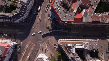 Hava görüntülerine göre Berlin, Almanya 'da kırmızı çatıları olan binalarla çevrili geniş bir park var. Yeşillik ve huzur ortamları huzurlu bir şehir inzivası sunuyor.