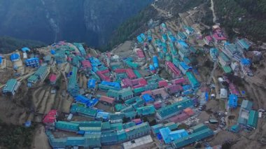 Nepal 'in Everest bölgesinde bulunan Namche Çarşısı' nın yüksek açılı manzarası, Everest Ana Kampı 'na giden yürüyüşçüler ve dağcılar için popüler bir durak..