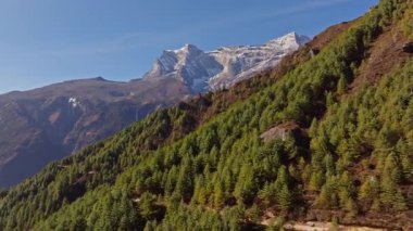 Himalayalar 'ın yemyeşil vadilerinden yükselen Everest Dağı' nı görüntüleyen hava manzarası Nepal 'in dramatik manzarasını karla kaplı ihtişamıyla gözler önüne seriyor..
