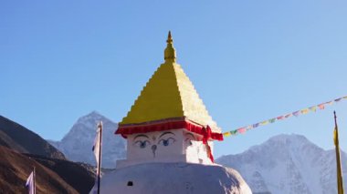 Dingboche 'daki Everest Dağı' nın tepesinde, renkli dua bayraklarıyla beyaz Budist stupası Himalaya dağlarının manevi manzarasını vurguluyor..