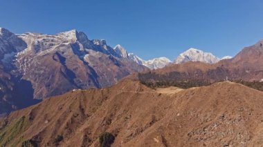 Himalaya zirveleri, Syangboche Havaalanı 'nın üzerinde belirgin bir şekilde yükselirken Nepal kırsalındaki çimen pistini gözler önüne serdi..