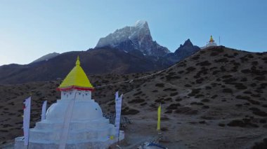 Dingboche 'da Himalaya bayrağını taçlandıran renkli bayraklarla budist stupasını çekerken çekilmiş bir fotoğraf Everest Dağı ve Ama Dablam' ı gözler önüne seriyor..