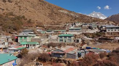Yürüyüşçüler ve tırmanışçılar için popüler bir durak olan Shomare, Himalayalar 'daki Everest Dağı' nın yüksek mevcudiyetinin altında, Nepal 'in engebeli güzelliğini gözler önüne seriyor..