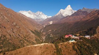 Majestic Ama Dablam, Tengboche Manastırı 'nın üzerinde yükseliyor. Himalaya' nın dramatik dağlık arazisine yerleşmiş kutsal Budist manzarasını vurguluyor..