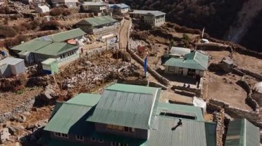 Everest keşifleri için çok önemli bir merkez olan Shomare, Himalayalar 'ın ortasında yuva yapmış eşsiz mimarisini sergiliyor. Ama Dablam' ın görkemli zirvesi arka planı süslüyor..