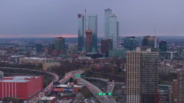 Gece trafiği çok şeritli otoyolda ilerliyor, New York City 'nin Brooklyn' deki hareketli şehir hareketlerini akşam trafiğinde yakalıyor..