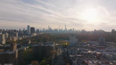 Jersey City ikonik gökdelenlerindeki Newport apartmanında Riverside 'ı gösteren büyüleyici hava görüntüleri ve çarpıcı bir şehir manzarası..