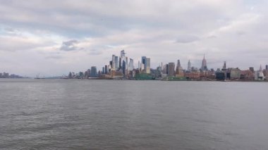Hudson Yards ve Manhattan Skyline 'ı görüntüleyen hava görüntüsü alacakaranlık ve aydınlık kentsel manzara dönüşümüne karşı parlayan gökdelenleri ortaya çıkarıyor..