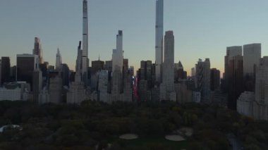 Central Park 'taki kamera görüntülerine göre Manhattan' ın göbeğinde gün batımında güneş ikonik şehrin üzerinde batarken canlı bir renk karışımı sergiliyor..