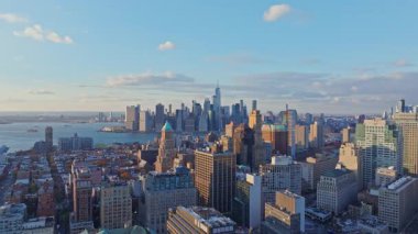 Brooklyn şehir merkezi ve mimari harikaları havadan bakıldığında New York şehrinin Manhattan 'ın alt kesiminin canlı manzarasını gözler önüne seriyor..