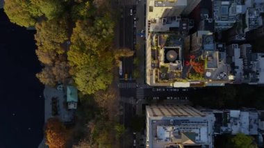 Havadan alınan görüntüler, Central Park 'ın sonbaharda yemyeşil ve lüks konut çatılarının yer aldığı Yukarı Batı Yakası' nın yerleşim yerlerini gösteriyor..