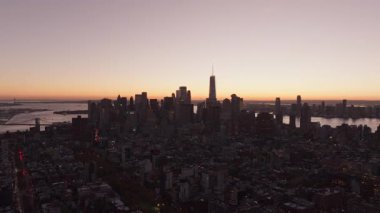 Altın gün doğumu, Manhattan şehir merkezindeki siluetler ve mimari detaylarla gökyüzünü aydınlatan One World Trade Center 'a sıcak bir ışık tutuyor..