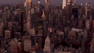 Manhattan şehir merkezinin gökyüzünü gösteren hava manzarası Metropolitan Hayat Sigorta Şirketi Kulesi gibi parlayan gökdelenler alacakaranlığa karşı yükseliyor..