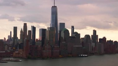 Manhattan 'ın alt ufuk çizgisini çeken hava manzarası, günbatımına hükmeden bir Dünya Ticaret Merkezi dramatik şehir manzarasıyla Hudson Nehri manzarasını aydınlattı..
