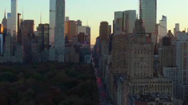 Günbatımı Manhattan gökdelenlerinin cephelerine sıcak bir parıltı saçarken, San Remo da dahil, Central Park New York 'ta çarpıcı bir şehir manzarası yaratıyor..