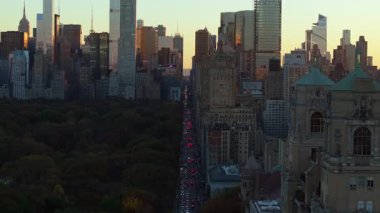Hava görüntüleri, San Remo yakınlarında gün batımının ışığında parlayan Central Park 'ı yakalıyor. Manhattan ufuk çizgisi ufka uzanırken, cadde boyunca trafik ilerliyor..
