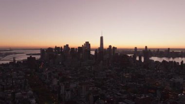 Manhattan silueti, bir Dünya Ticaret Merkezi 'ni, çevresindeki kuleleri, şehir şebekesini ve Doğu Nehri' ni altın gün ışığı altında gösteriyor..