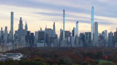 Aşağı Manhattan 'ın gökdelenleri, gökdelenler, gökdelenler ve bulutlu gökyüzü altındaki Özgürlük Kulesi, şehir mimarisini vurguluyor..