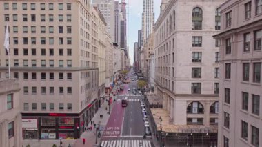 Beşinci Cadde sahnesi akan trafiği, mimari gökyüzünü, canlı New York sokak manzarasını sonbahar güneşiyle yıkanmış.