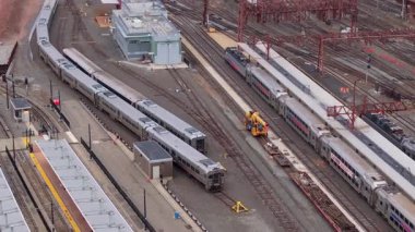 Uçsuz bucaksız Amerikan demiryolu sahasında park etmiş sabit trenler havadan bakıldığında metropoliten ulaşım ağını gözler önüne seriyor..