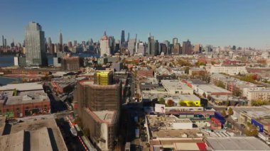 Hava görüntüleri Williamsburg 'da bir sokak trafiğini yakalıyor, canlı Brooklyn sahnesi ve New York şehrinin dinamik yaşamını gözler önüne seriyor.