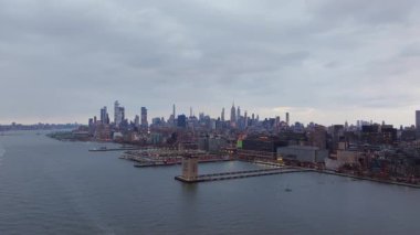 Aşağı Manhattan ve Hudson Meydanı ufuk çizgilerinin panoramik görüntüsü alacakaranlık sırasında Hudson Nehri sularını aydınlatarak çarpıcı şehir panoramasını gözler önüne seriyor..