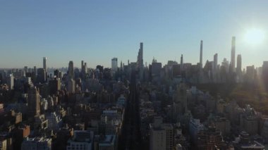 Havadan çekilen görüntüler Manhattan 'ın merkezinde güneşlenen klasik ve modern gökdelenleri altın ışıkta yakalıyor, altın saat boyunca canlı şehir manzaraları sergiliyor..