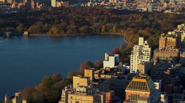 Manhattanlar Central Park 'la Yukarı Batı Yakası ve sonbahar boyunca renkli ağaçları ve Jacqueline Kennedy Onassis Reservoir.