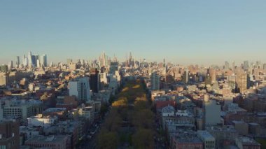 Manhattan Aşağı Doğu Yakası 'ndaki Sara D. Roosevelt Parkı' nda güneş ışığı yayılıyor. Mimari detayları ve Brooklyn mahallelerini birbirinden ayıran ağaç çizgili manzarayı gözler önüne seriyor..
