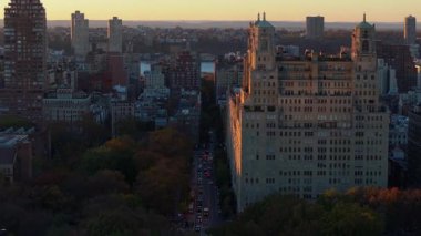 New York 'un batısındaki Central Park' taki Beresford lüks apartmanını aydınlatan günbatımı, Manhattan 'daki çarpıcı mimarisini vurguluyor..