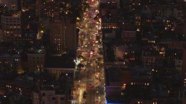 Manhattan 'ın aydınlık gökdelenleri 6. Cadde' yi çevreleyecek, akışkan araç trafiğini yakalayacak, New York şehir merkezindeki gece kentsel enerjisini aydınlatacak..