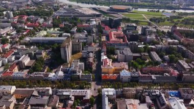 Kaunas ve Litvanya 'nın binaları ve sokakları yukarıdan gösteriliyor. Kamera sağa dönüyor ve şehrin ve nehrin daha fazlasını gösteriyor..