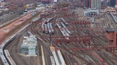 Hava görüntüsü, metropolitan tren istasyonunu yakalıyor. Şehir ulaşım ağı karmaşıklığını temsil eden durağan vagonlarla kesişen demiryolu hatlarını ortaya çıkarıyor..