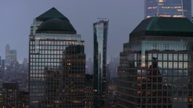 Brookfield Place alışveriş merkezi ve ofis kompleksi aşağı Manhattan 'da alacakaranlık şehir ışıklarıyla parıldıyor..