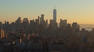 Aşağı Manhattan 'ın Finansal Bölgesi' nde bir Dünya Ticaret Merkezi gökdeleni bulunuyor. New York City gökyüzü perspektifinden gün doğumunun altın ışığıyla yükseliyor..