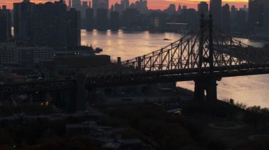 Orange Sunset, Queensboro Köprüsü ve Doğu Nehri 'ni aydınlatıyor. Arka planda Manhattan' ın göz kamaştırıcı ufuk çizgisi yer alıyor..