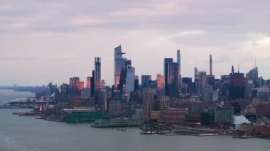Hudson Yarda silueti altın ışıkla yıkandı, Manhattan şehir merkezinde gökdelenler parladı, finans bölgesi panoraması mimari dehayı gözler önüne serdi.
