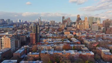 New York, Brooklyn 'de bulunan gökdelenler ufukta görünen Manhattan' ın gökdelenleri eşsizdir..