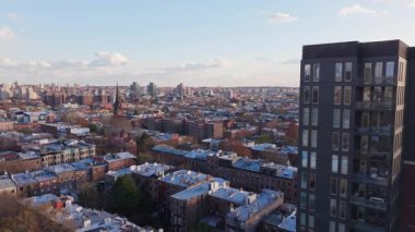 Şehir manzarası Cobble Hill, Brooklyn kahverengi taşları yerleşim yerlerinin arasında duran tarihi kilise, sonbahar güneşli şehir manzarası..