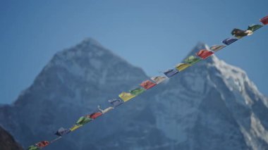 Dingboche 'daki Everest Dağı' nın tepesinde dalgalanan dua bayrakları, canlı renklerle Himalaya 'nın manevi manzarasını gözler önüne seriyor..
