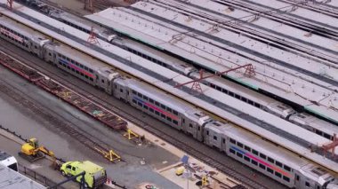 New Jersey trenleri genişleyen şehir demiryolu sahasında Hoboken Terminali 'nin yüksek noktasından metropoliten ulaşım ağını ortaya çıkarıyor..