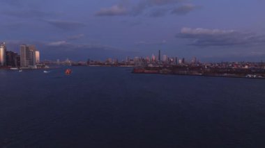 Brooklyn ve Manhattan 'ın gökyüzü altında parlayan gökyüzü, alacakaranlıkta kentsel manzarayı gözler önüne seriyor..