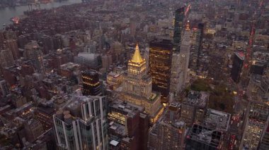 Rose Hill 'deki New York Yaşam Binası' nı ve Manhattan 'ın Göçebe Mahallesi' ndeki New York gökdelenlerini kaplayan gece manzarası..
