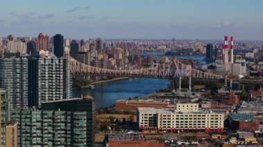 Queensboro Köprüsü, Queens Borough ve Midtown Manhattan 'ın yer aldığı Doğu Nehri ve Roosevelt Adası' nın hava manzarası..