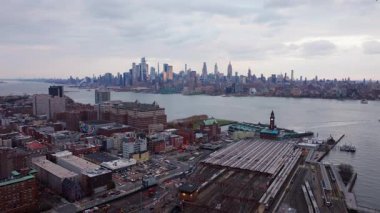 Hoboken, New Jersey 'deki Manhattan silueti ve tren istasyonu alacakaranlık aydınlatma koşulları sırasında kentsel manzarayı yüksek perspektiften gösteriyor..
