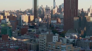 Altın ışınlar, Çin Mahallesi 'nin Manhattan silueti boyunca sıcak ışık saçıyor ve Manhattan Köprüsü' nün tarihi kent mimarisine karşı siluetini gün doğumunda ortaya çıkarıyor..