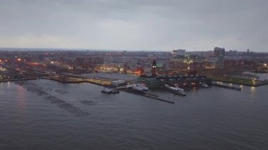 Hoboken Terminali ve Lackawanna Ferry İstasyonu 'nun hava manzarası bulutlu gökyüzü ile New York' a giden gemileriyle dolu..